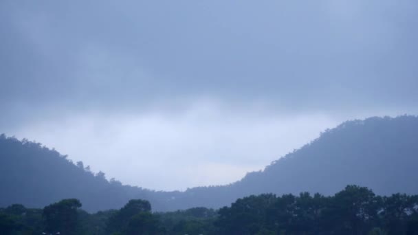 Nubes de lapso de tiempo sobre las montañas — Vídeos de Stock