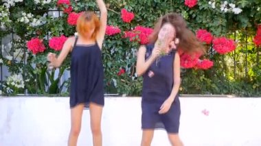 Sokakta oldukça gülümseyen ve dans eden kadınlar