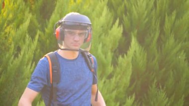 Çim Makası ile çalışan adam