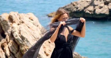 Zarif siyah elbise siyah eşarp ile güzel kadın