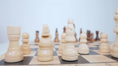 Tahtada kraliçe figürü nün ayarlanması