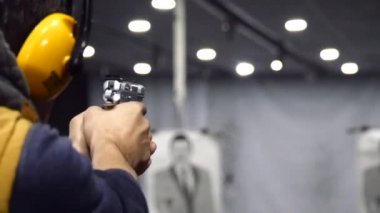 Bir tabanca ile ateş adam