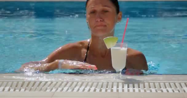 Woman with cocktail in the pool — Stock Video