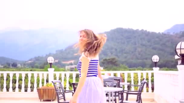 Счастливая красивая женщина смотрит на удивительный вид на террасу — стоковое видео