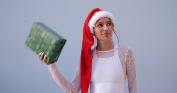 Young woman in Christmas hat in swimsuit — Stok video