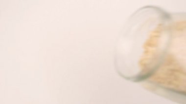 Cam kavanozdan yulaf gevreği dökme