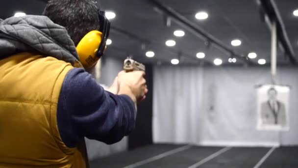 Man skjuter med en pistol i slow motion — Stockvideo