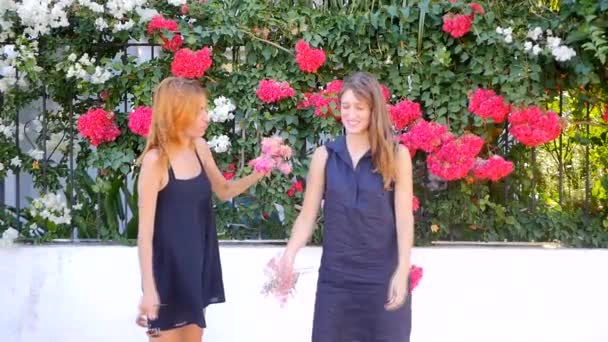 거리에서 예쁜 미소와 춤을 추는 여성 — 비디오