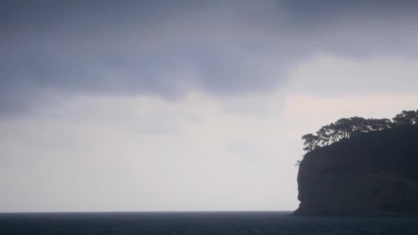 Regnerisches und nebliges Wetter am Meer — Stockvideo