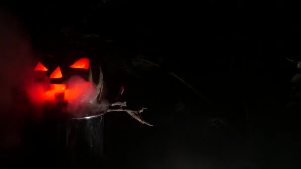 Vörös szem pumpking a Halloween horror jelenet — Stock videók