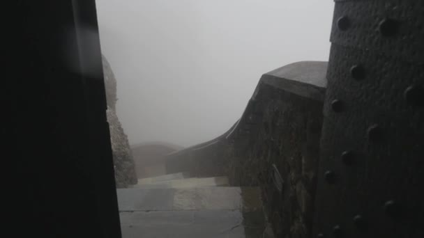 Varlaam klostertreppe bei regnerischem nebeltag bei meteora griechenland — Stockvideo