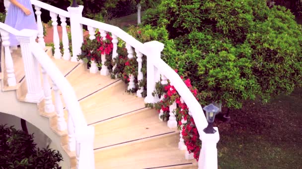 Junge Frau läuft die Treppe hinunter — Stockvideo