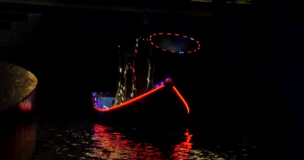Gondola illuminata di notte — Video Stock