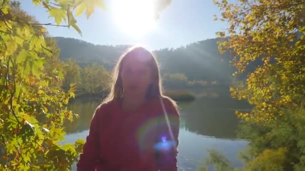 Wanita muda yang bahagia di dermaga — Stok Video