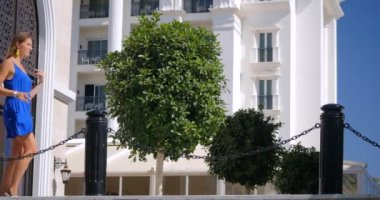 Sokakta dans eden genç bir kadın