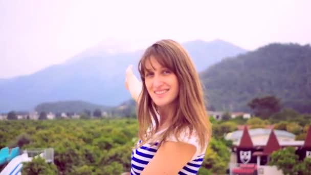 Mujer hermosa feliz mirando una vista increíble en la terraza — Vídeo de stock