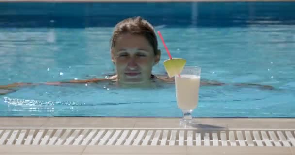 Woman with cocktail in the pool — Stock Video