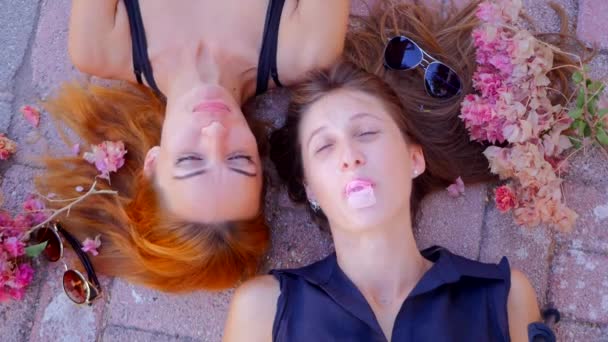 Deux filles mignonnes de sourire mâchant la gomme de bulle — Video
