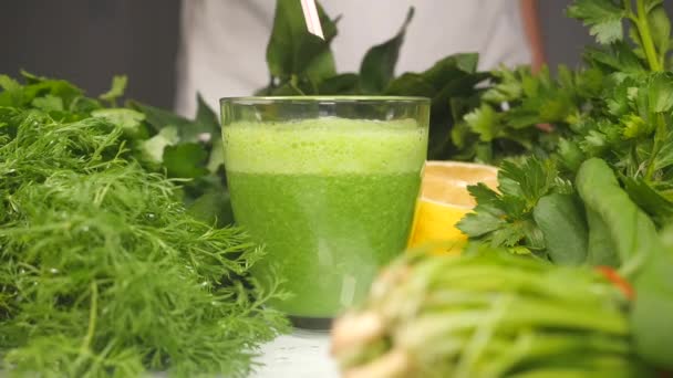 Gießen gesunden grünen Cocktail in ein Glas — Stockvideo