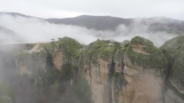 Yunanistan'da Bulutlu Kış Meteora manzara, Grand Meteoron manastırdan görünümü