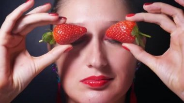 Kırmızı gözlü ve dudaklı genç kadının portresi