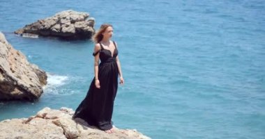 Denize yakın zarif siyah elbisegüzel kadın