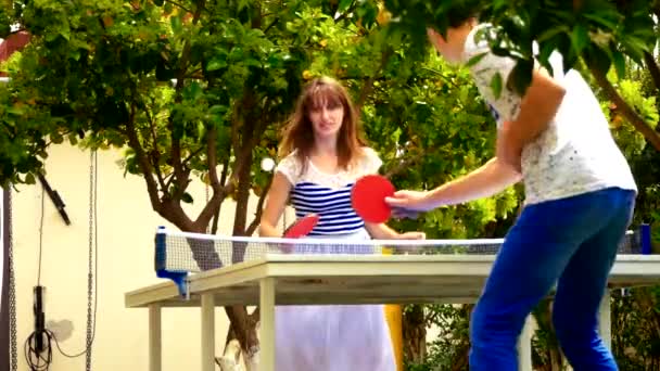 행복한 젊은 부부는 탁구를 재생 — 비디오