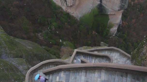 Varlaam klooster trappen in regenachtige mistige dag en prachtig uitzicht op Meteora rotsen — Stockvideo