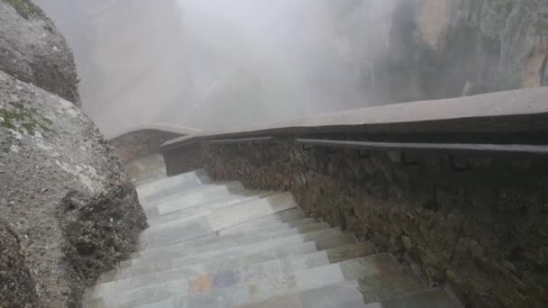 Yağmurlu sisli gün varlaam manastır merdivenler ve Meteora kayalar güzel görünümü — Stok video