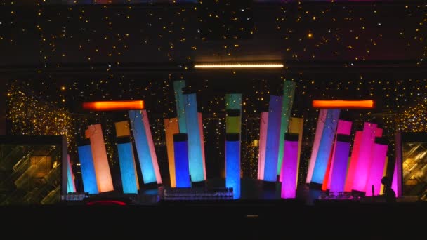 Színváltó kültéri dekoráció izzó villogó lámpa henger oszlop fény — Stock videók
