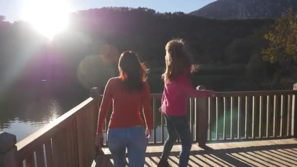 Mujeres jóvenes felices sonriendo en el muelle — Vídeo de stock