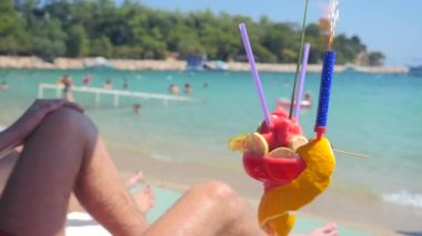 Meyve koktail ile sahilde rahatlatıcı adam