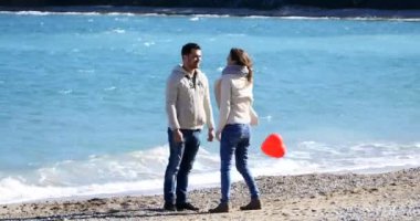 Denize yakın yürüyen bir tarihte çift