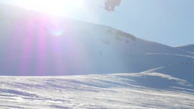 Karlı dağ yamacından snowboard sportif giysiler adam