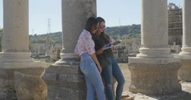 Antik perge, açık hava antik tarihi müze de müze seyahat rehberi izlerken