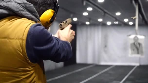 Man skjuter med en pistol i slow motion — Stockvideo