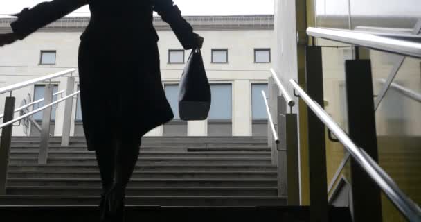 Νεαρή γυναίκα ανεβαίνει τις σκάλες. — Αρχείο Βίντεο
