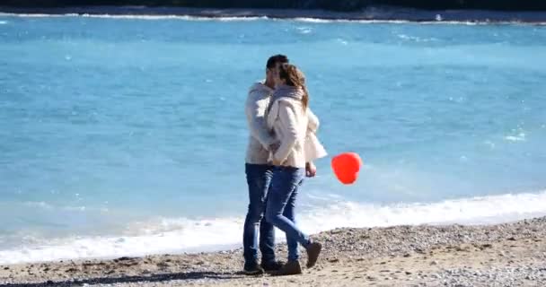 Couple on a date walking near the sea — Stock Video