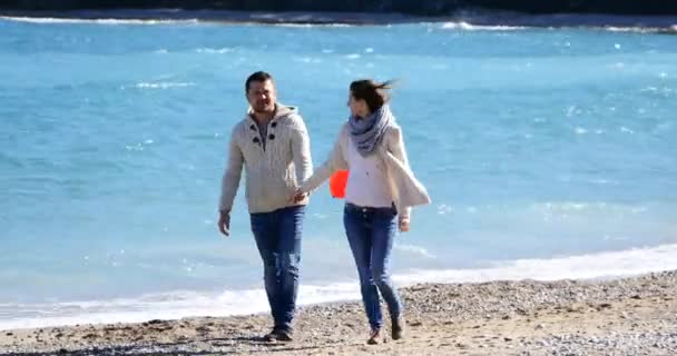 Casal em um encontro andando perto do mar — Vídeo de Stock