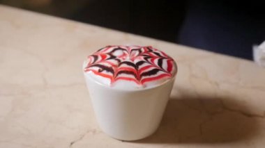 Barmen milkshake üzerinde resim çizim
