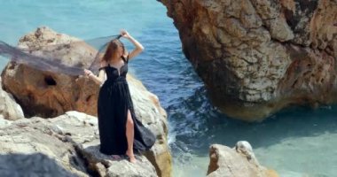 Zarif siyah elbise siyah eşarp ile güzel kadın