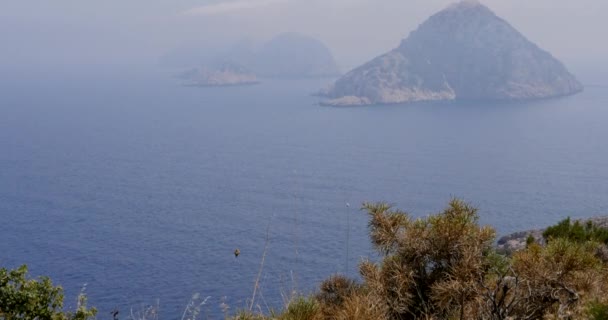 Islas deshabitadas en el mar Mediterráneo — Vídeo de stock