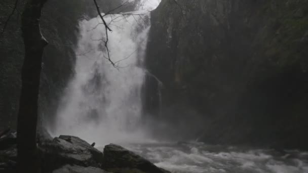 Dramática vista en la caída de agua de invierno — Vídeos de Stock