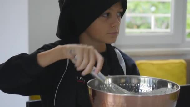 Αξιολάτρευτο μικρό παιδί ανακατεύοντας ζύμη ζαχαροπλαστικής — Αρχείο Βίντεο