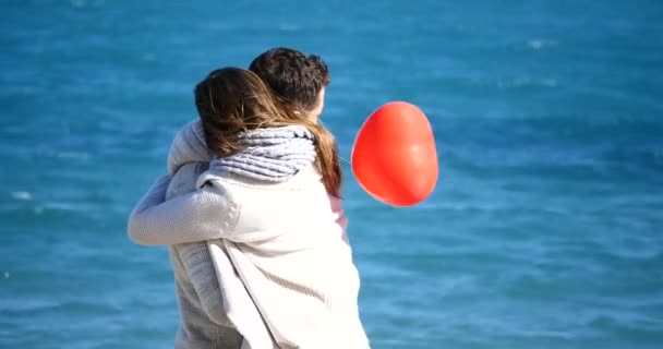 Ζευγάρι σε ένα ραντεβού αγκαλιές κοντά στη θάλασσα — Αρχείο Βίντεο