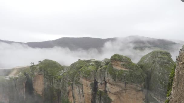 Hermoso paisaje nublado de invierno Meteora en Grecia — Vídeo de stock