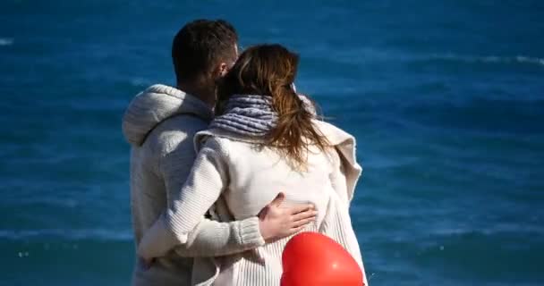 Couple on a date hugging near the sea — Stock Video