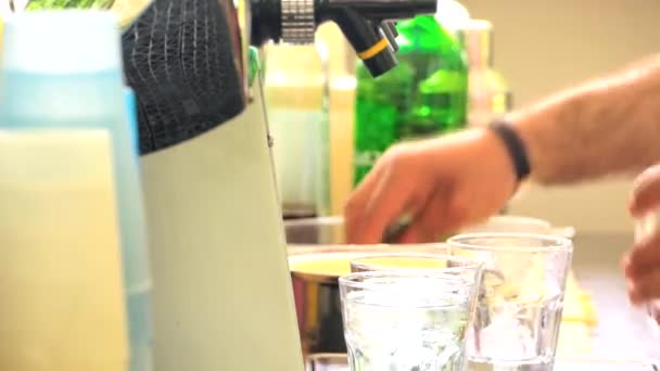 Bartender häller mineralvatten i glas — Stockvideo