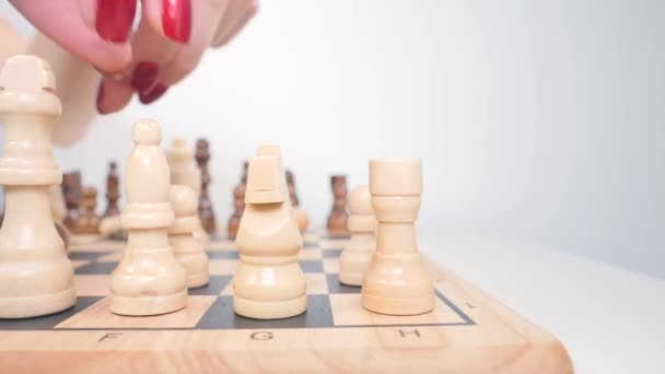Установка белых шахматных фигур на доске — стоковое видео