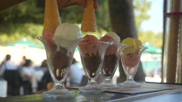 Fruit ijs ballen in glazen beker Beach Bar. — Stockvideo